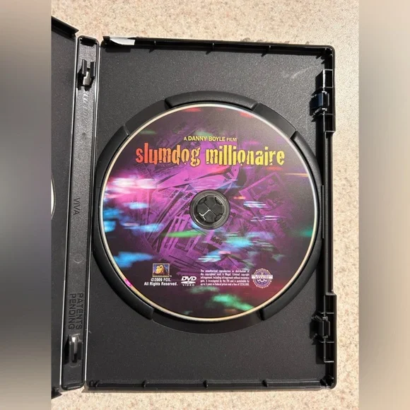 Slumdog Millionaire DVD - Picture 2 of 3